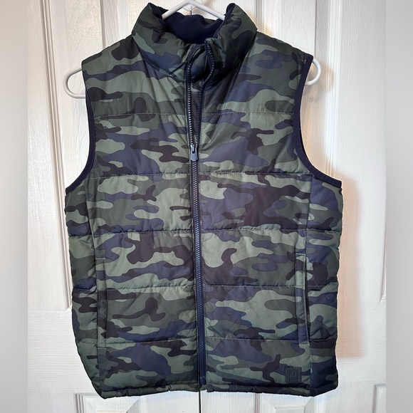 Gap Boys 💙 Camo puffer vest.  Size Large. Gently Used, EOC - Picture 5 of 5